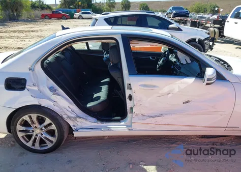 2013 Mercedes-Benz C 300 Luxury 4Matic z USA, uszkodzony, nr VIN WDDGF8AB7DR244599